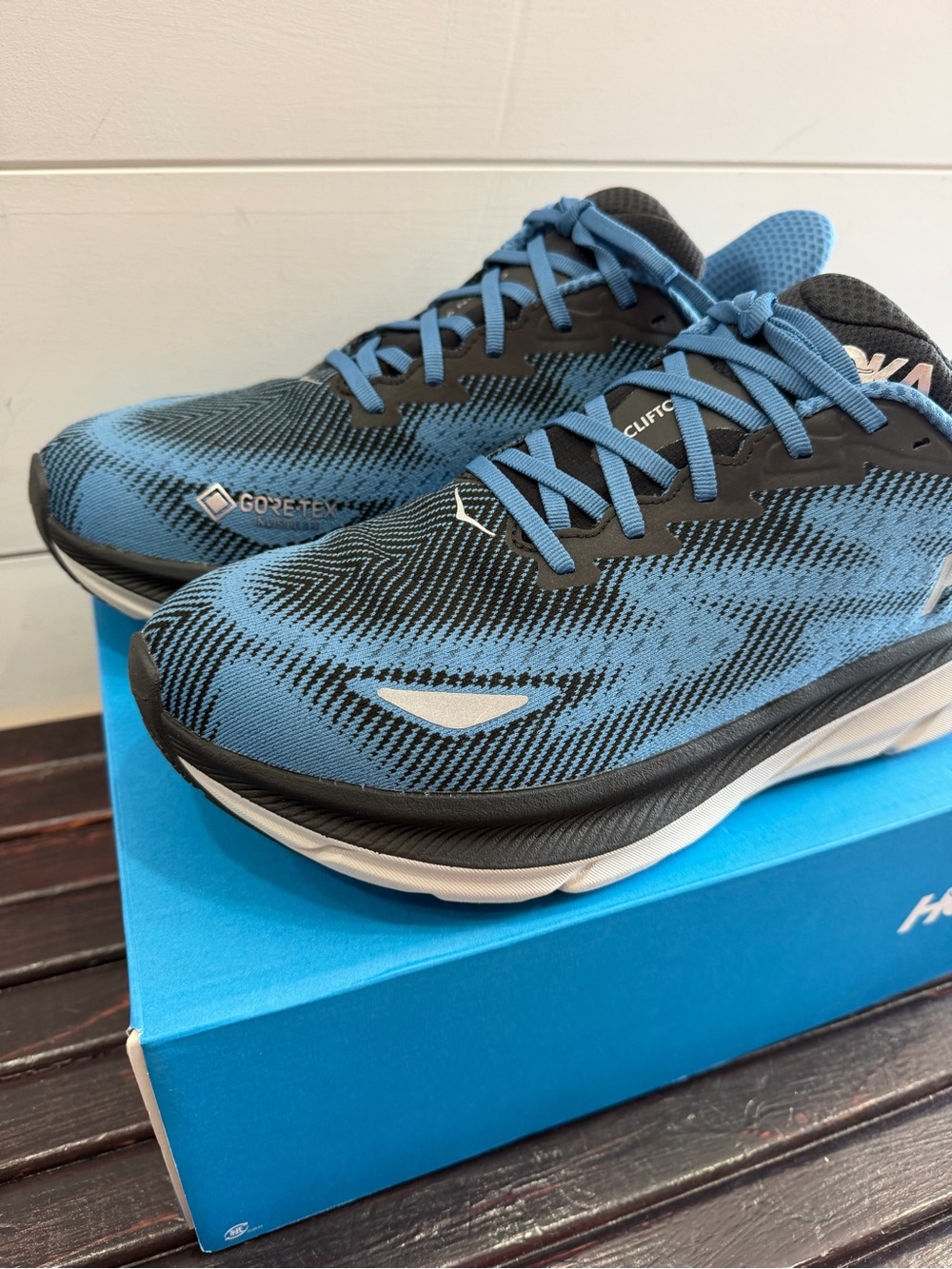 Mens Hoka Clifton 9 GTX - Picture 2 of 5